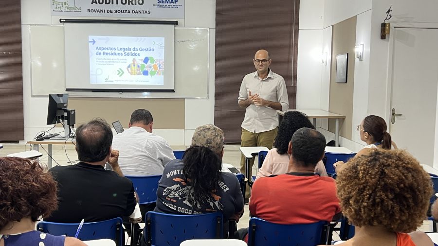 O encontro contou com a presença de representantes da Administração Municipal e sociedade civil organizada, além de catadores indepentendes Foto: Alexandre Leite
