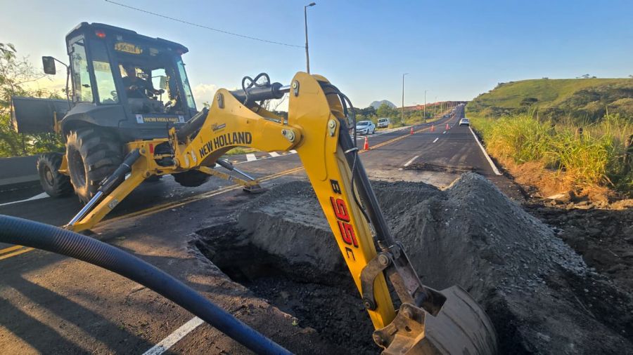 Conserto inclui preenchimento da abertura com material para compactação. Depois será feito o recapeamento asfáltico Foto: Eduardo Yoshi
