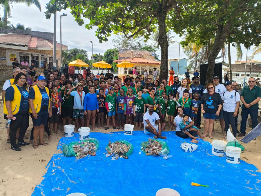 A ONG Mar sem Lixo já realizou outras ações de limpeza nas praias de Rio das Ostras com grande participação popular Foto: Divulgação