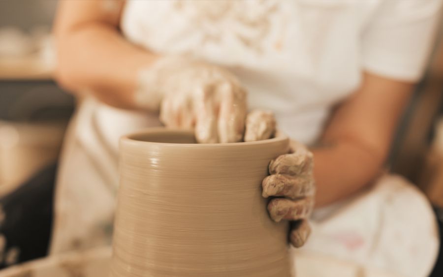 O curso de cerâmica abordará conteúdos como modelagem manual, criação de peças utilitárias e decorativas, acabamento, texturas, esmaltação, pintura fria e processos artesanais ligados à cerâmica artística Foto: Divulgação
