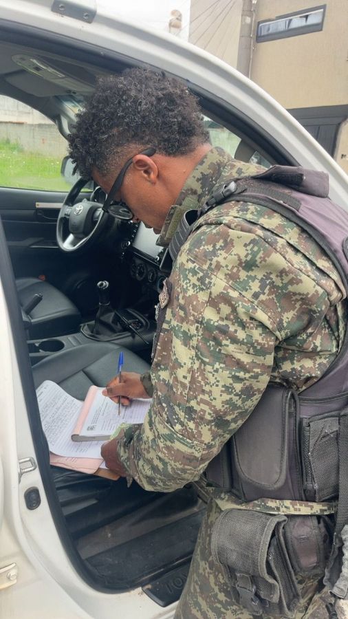 Ação da Guarda Ambiental de Rio das Ostras resultou na apreensão de uma motosserra utilizada irregularmente durante a poda de árvores Foto: Divulgação