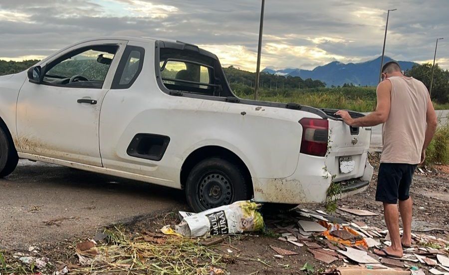 Veículo e condutor foram levados para a 128º DP Foto: Divulgação
