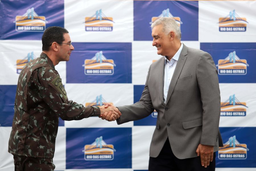 Prefeito Carlos Augusto e o comandante Major Ricardo Luiz participaram da solenidade de dispensa do Serviço Militar Foto: Jorge Ronald