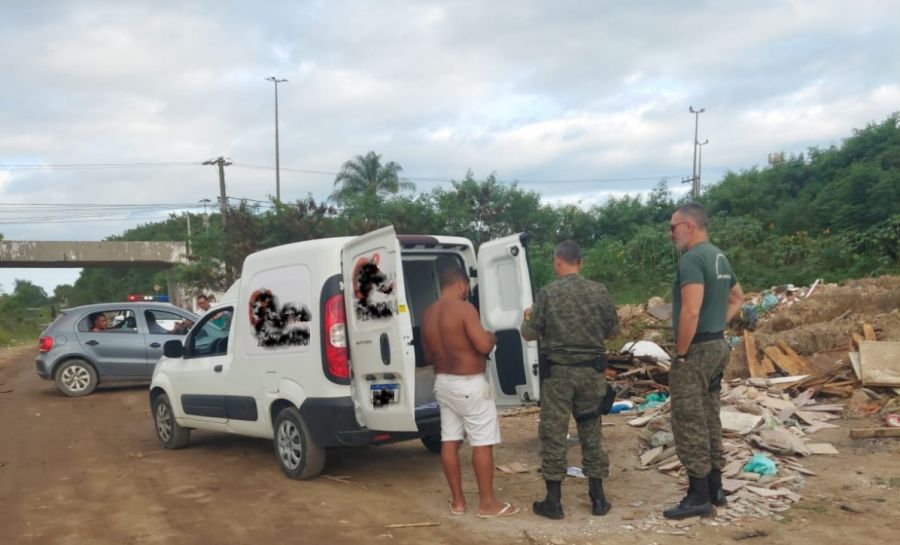 Guarda Ambiental flagrou um homem fazendo descarte irregular de entulho às margens do Canal de Medeiros Foto: Divulgação