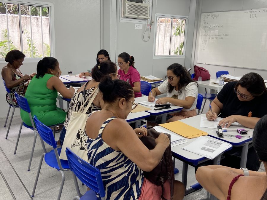 Profissionais devem apresentar os documentos comprobatórios no Núcleo de Gestão Pedagógica. Foto: Divulgação