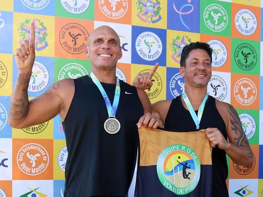 Danúbio Rondon e Felipe Maia representam a equipe Rio das Ostras de Vôlei de Praia Foto: Divulgação