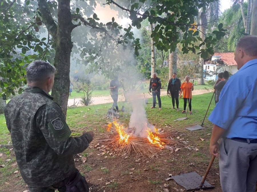A parte prática aconteceu em áreas do próprio parque, onde os participantes puderam vivenciar situações simuladas de combate ao fogo Foto: Divulgação
