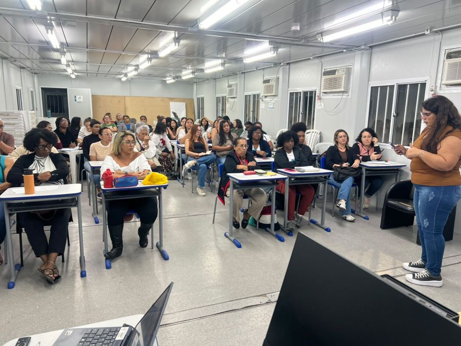 O objetivo da iniciativa é proporcionar aos participantes conhecimentos práticos e teóricos sobre a Língua Brasileira de Sinais. Foto: Divulgação