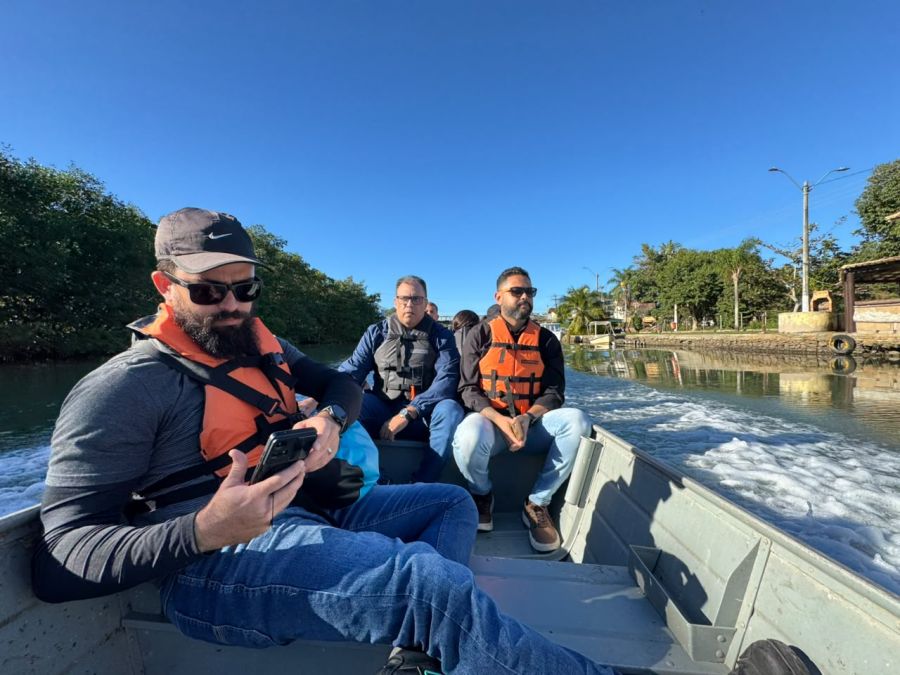 As equipes percorreram o Rio das Ostras e seus afluentes, realizando inspeções e levantamentos técnicos Foto: Secom