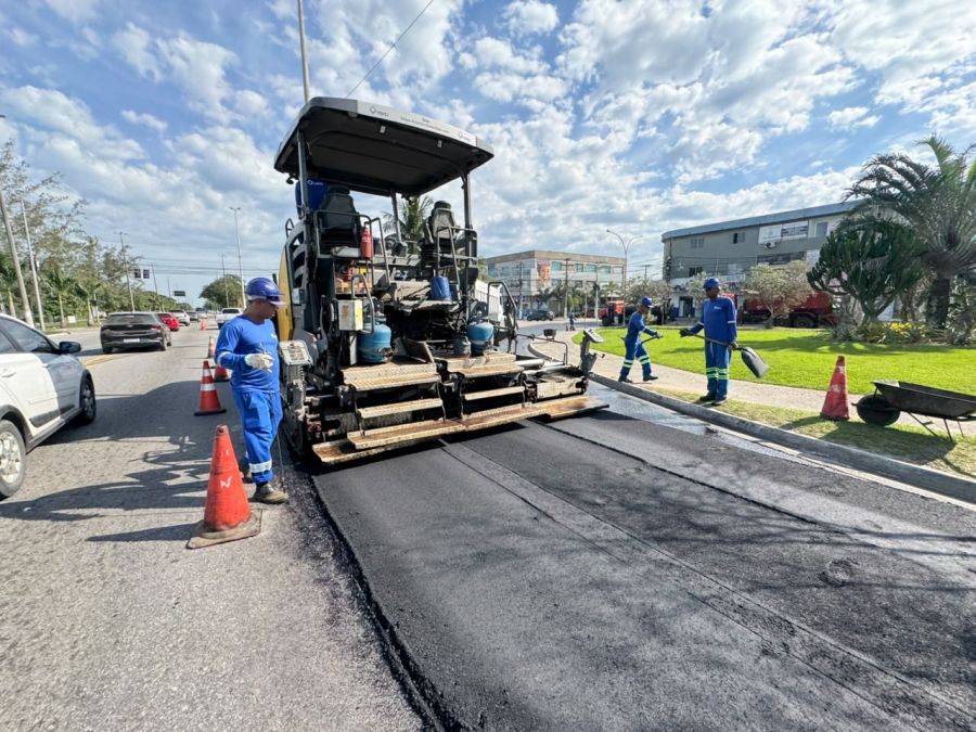 Obra de recapeamento asfáltico no trecho da rotatória que liga a Rodovia Amaral Peixoto (RJ-106) à Avenida Professor Leandro Sarzedas. Foto: Secom