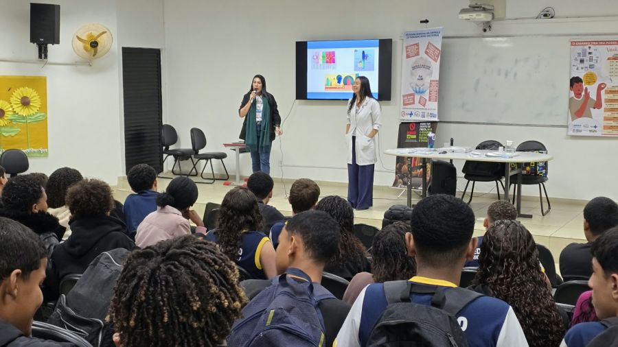 Equipe conversa com alunos da Rede Municipal sobre malefícios do tabagismo Foto: Matheus Muller