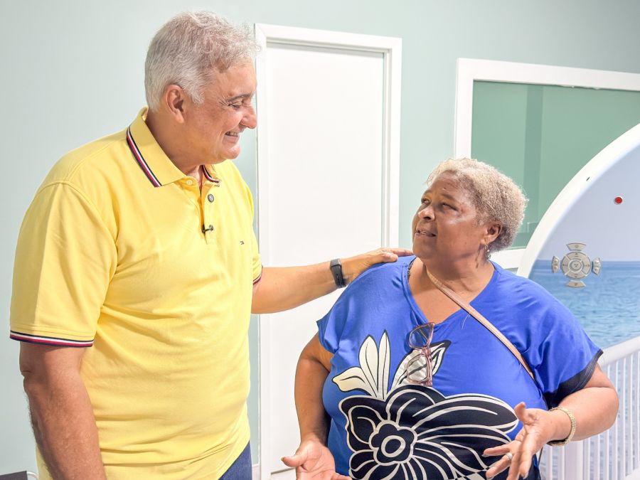 Na inauguração, prefeito Carlos Augusto conversou com moradores e destacou a importância de ampliar a oferta de exames Foto: Akilla Ribeiro