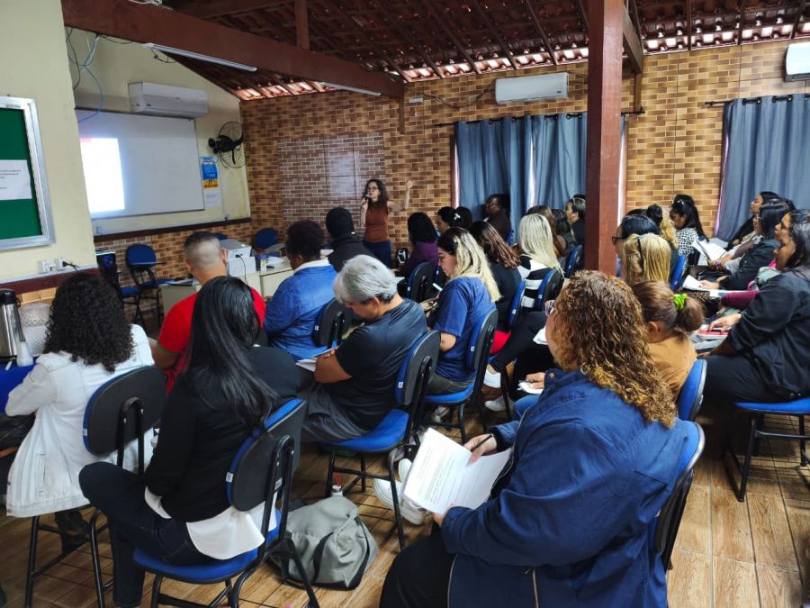 Participantes atentos durante a oficina de Comunicação Não Violenta Foto: Divulgação