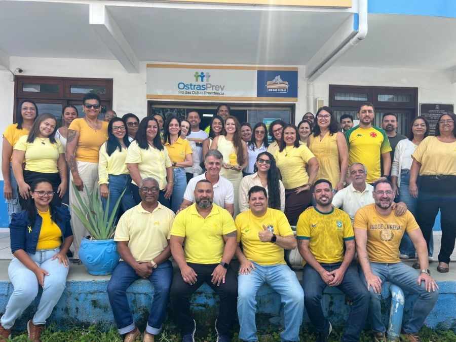 No dia 10 de setembro, data em que é celebrado o Dia Mundial de Prevenção ao Suicídio, a equipe do OstrasPrev se reuniu em apoio à campanha. Servidores e colaboradores vestiram amarelo Foto: Divulgação