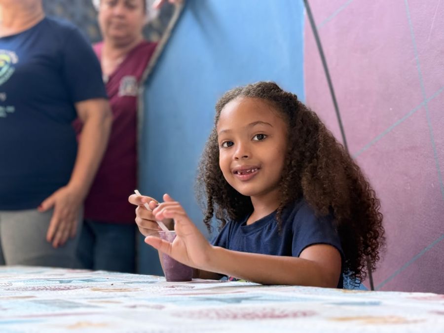 A alegria estampada no rosto das crianças ao receberem os presentes durante a comemoração Foto: Ákilla Ribeiro