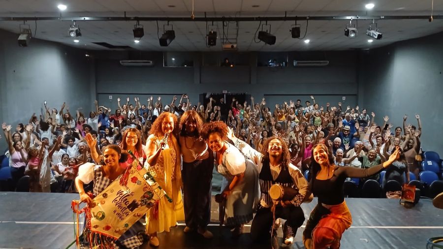 Mais de 140 idosos foram ao Teatro Municipal assistir a “Quem já foi velho levanta a mão”, como parte das atividades do Saúde do Idoso Foto: Lilian Vieira