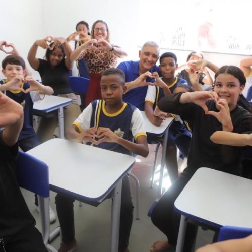 O prefeito Carlos Augsuto visitou as dependências da unidade acompnahado dos alunos Foto: Jorge Ronald