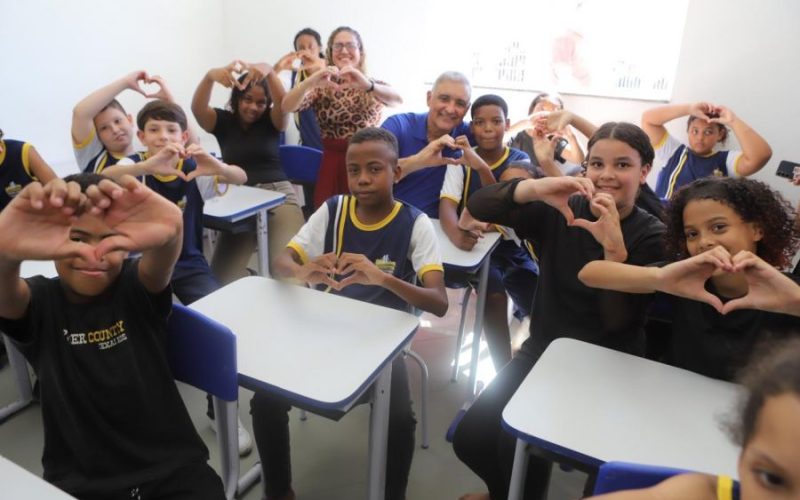 O prefeito Carlos Augsuto visitou as dependências da unidade acompnahado dos alunos Foto: Jorge Ronald