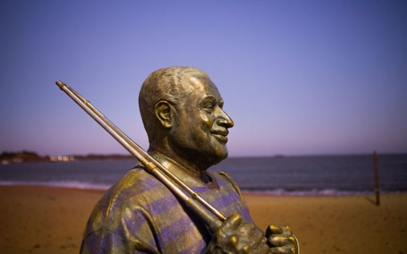 A atividade acontece junto à famosa estátua do artista, localizada no calçadão. Foto: Jorge Ronald