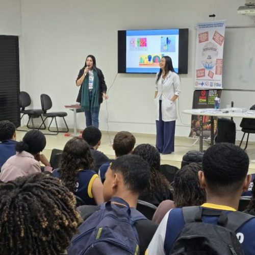 Equipe conversa com alunos da Rede Municipal sobre malefícios do tabagismo Foto: Matheus Muller