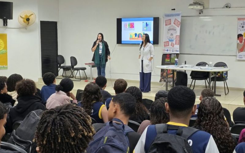Equipe conversa com alunos da Rede Municipal sobre malefícios do tabagismo Foto: Matheus Muller
