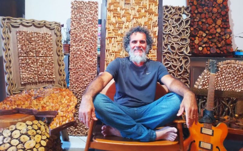 O artista plástico Ehli Barbös apresenta ao público um conjunto de obras que nasce diretamente da natureza Foto: Divulgação