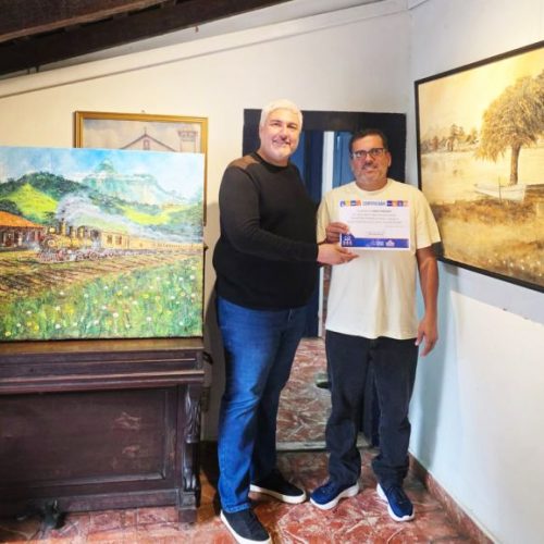 O artista Márcio Medeiros recebeu o certificado das mãos do diretor da Unidade, Diego Haritoff Foto: Divulgação