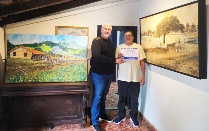 O artista Márcio Medeiros recebeu o certificado das mãos do diretor da Unidade, Diego Haritoff Foto: Divulgação