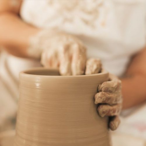O curso de cerâmica abordará conteúdos como modelagem manual, criação de peças utilitárias e decorativas, acabamento, texturas, esmaltação, pintura fria e processos artesanais ligados à cerâmica artística Foto: Divulgação