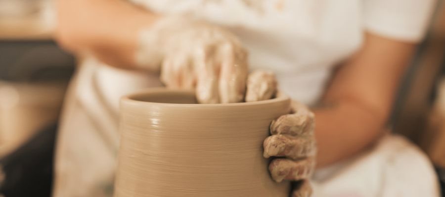 O curso de cerâmica abordará conteúdos como modelagem manual, criação de peças utilitárias e decorativas, acabamento, texturas, esmaltação, pintura fria e processos artesanais ligados à cerâmica artística Foto: Divulgação