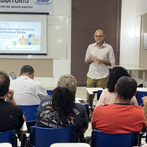 O encontro contou com a presença de representantes da Administração Municipal e sociedade civil organizada, além de catadores indepentendes Foto: Alexandre Leite