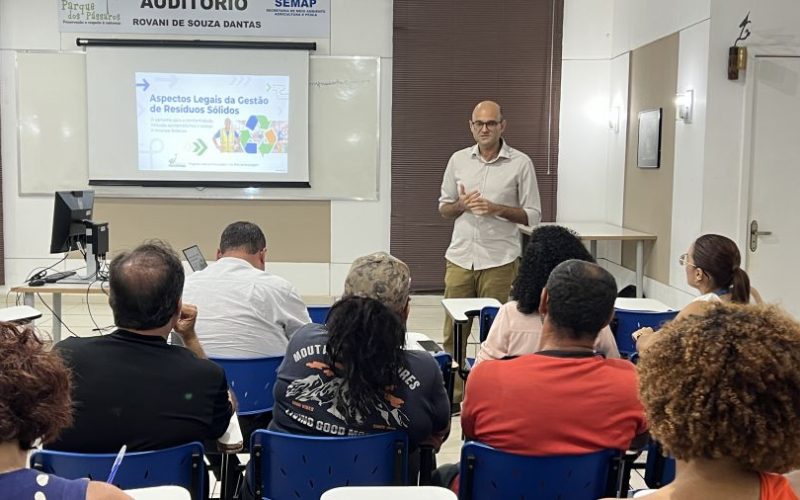 O encontro contou com a presença de representantes da Administração Municipal e sociedade civil organizada, além de catadores indepentendes Foto: Alexandre Leite
