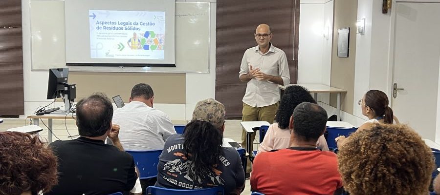 O encontro contou com a presença de representantes da Administração Municipal e sociedade civil organizada, além de catadores indepentendes Foto: Alexandre Leite