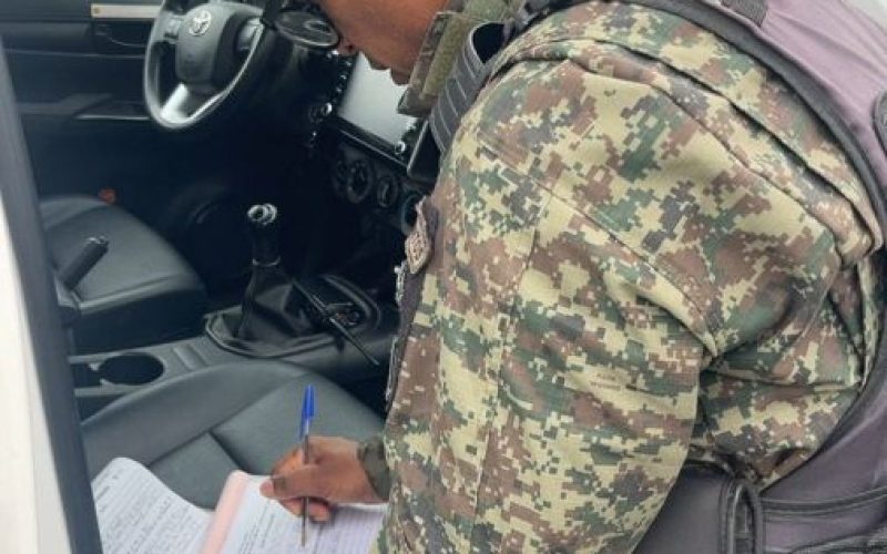 Ação da Guarda Ambiental de Rio das Ostras resultou na apreensão de uma motosserra utilizada irregularmente durante a poda de árvores Foto: Divulgação