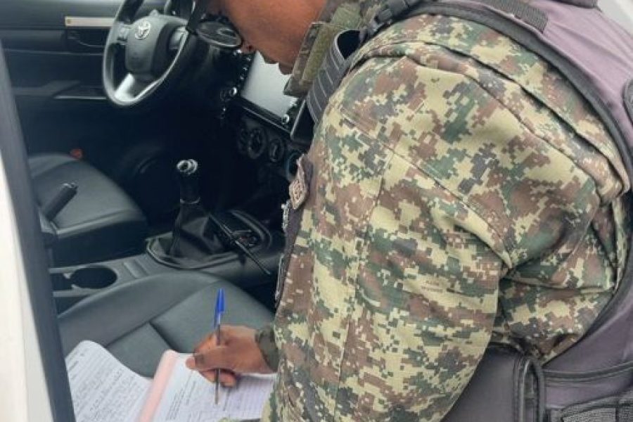 Ação da Guarda Ambiental de Rio das Ostras resultou na apreensão de uma motosserra utilizada irregularmente durante a poda de árvores Foto: Divulgação