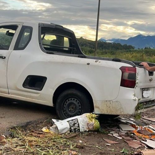 Veículo e condutor foram levados para a 128º DP Foto: Divulgação