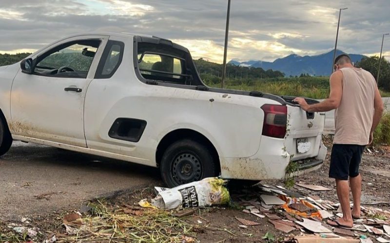Veículo e condutor foram levados para a 128º DP Foto: Divulgação