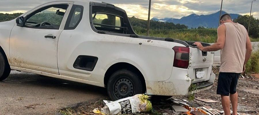Veículo e condutor foram levados para a 128º DP Foto: Divulgação