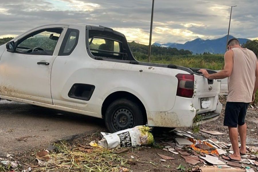 Veículo e condutor foram levados para a 128º DP Foto: Divulgação