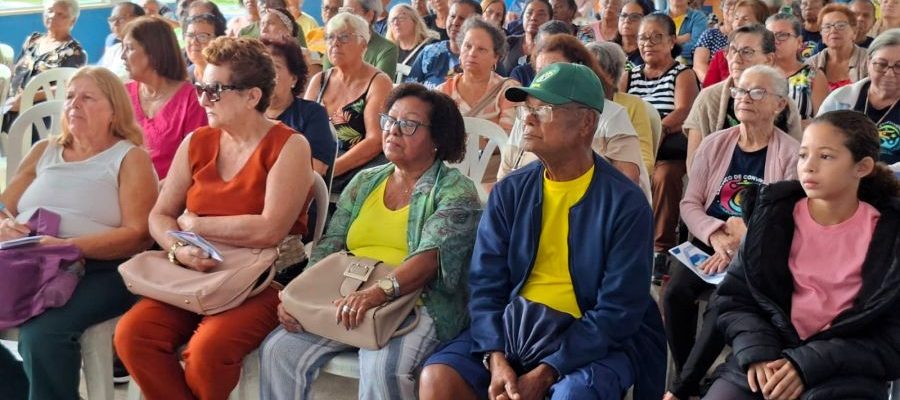 Ação do Junho Violeta reuniu idosos, familiares e representantes da rede de proteção Foto: Divulgação