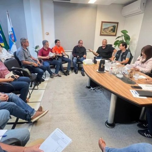 <em>Reunião geral com prefeito Carlos Augusto estabeleceu ações para garantir funcionamento dos serviços de Saúde</em> Foto: Alexandre Leite