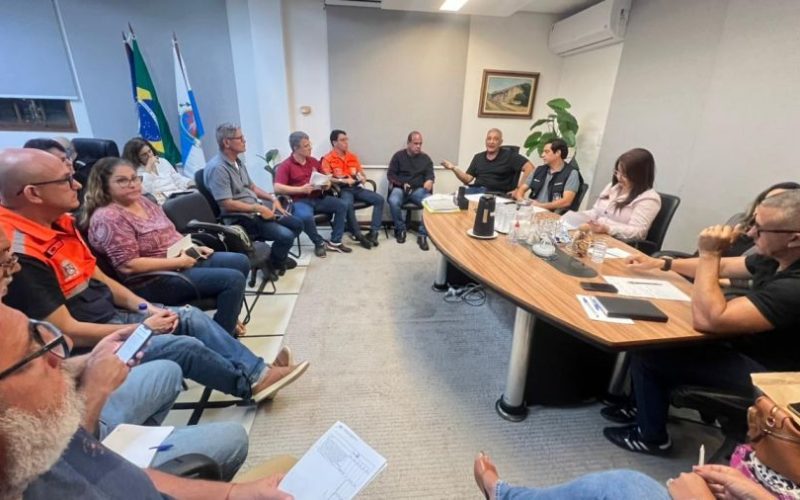 <em>Reunião geral com prefeito Carlos Augusto estabeleceu ações para garantir funcionamento dos serviços de Saúde</em> Foto: Alexandre Leite