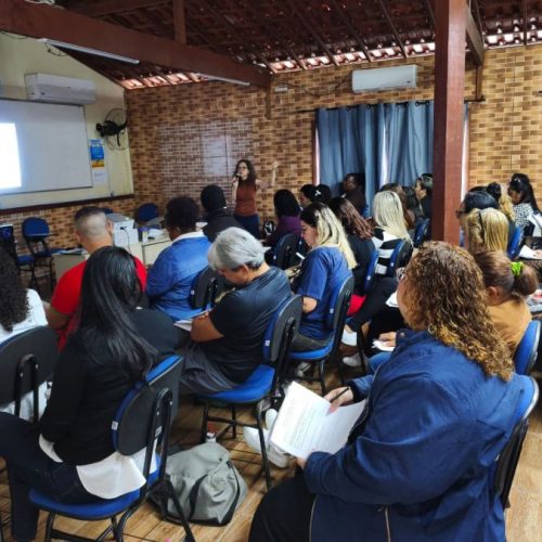 Participantes atentos durante a oficina de Comunicação Não Violenta Foto: Divulgação