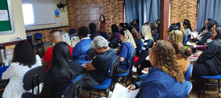 Participantes atentos durante a oficina de Comunicação Não Violenta Foto: Divulgação