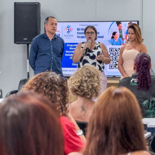 Subsecretária Rosimeri Azevedo destaca a importância dos fisioterapeutas e terapeutas ocupacionais ao lados dos coordenadores Inês Granja e Bruno Maciel Foto: Ákilla Ribeiro