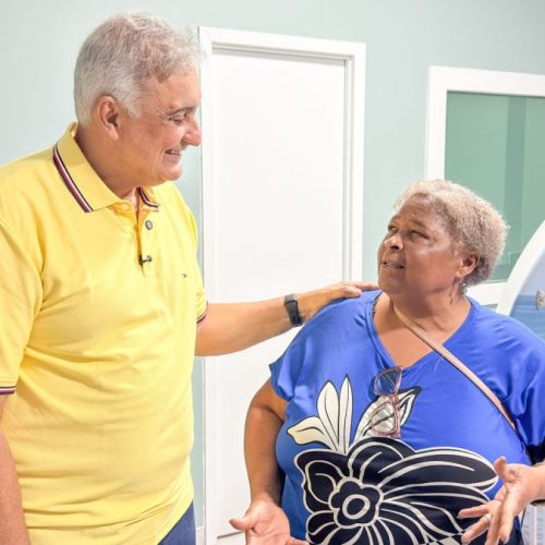 Na inauguração, prefeito Carlos Augusto conversou com moradores e destacou a importância de ampliar a oferta de exames Foto: Akilla Ribeiro