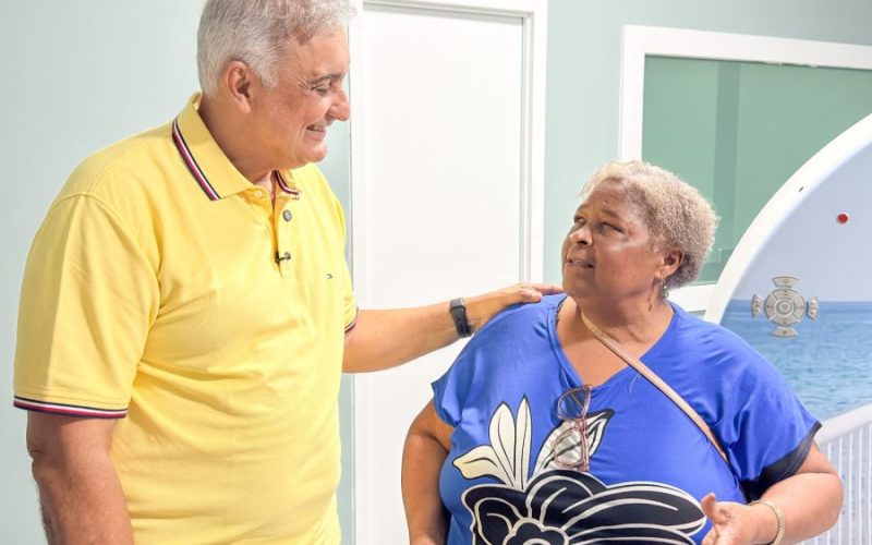 Na inauguração, prefeito Carlos Augusto conversou com moradores e destacou a importância de ampliar a oferta de exames Foto: Akilla Ribeiro