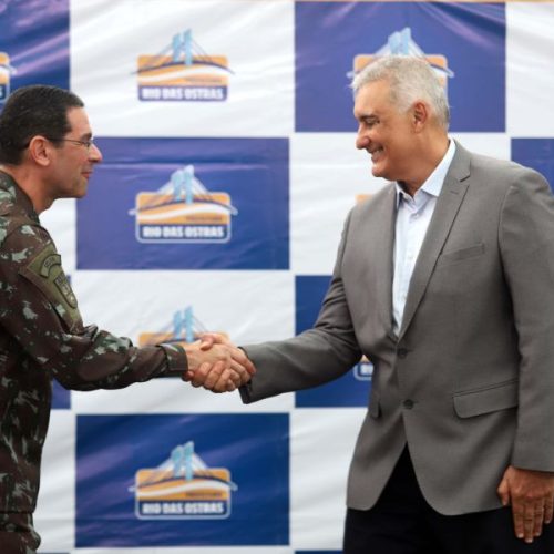 Prefeito Carlos Augusto e o comandante Major Ricardo Luiz participaram da solenidade de dispensa do Serviço Militar Foto: Jorge Ronald