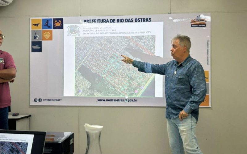 Secretário de Obras e equipe apresentaram a moradores projeto de urbanização Foto: Divulgação