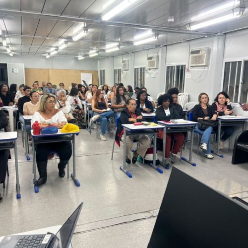 O objetivo da iniciativa é proporcionar aos participantes conhecimentos práticos e teóricos sobre a Língua Brasileira de Sinais. Foto: Divulgação